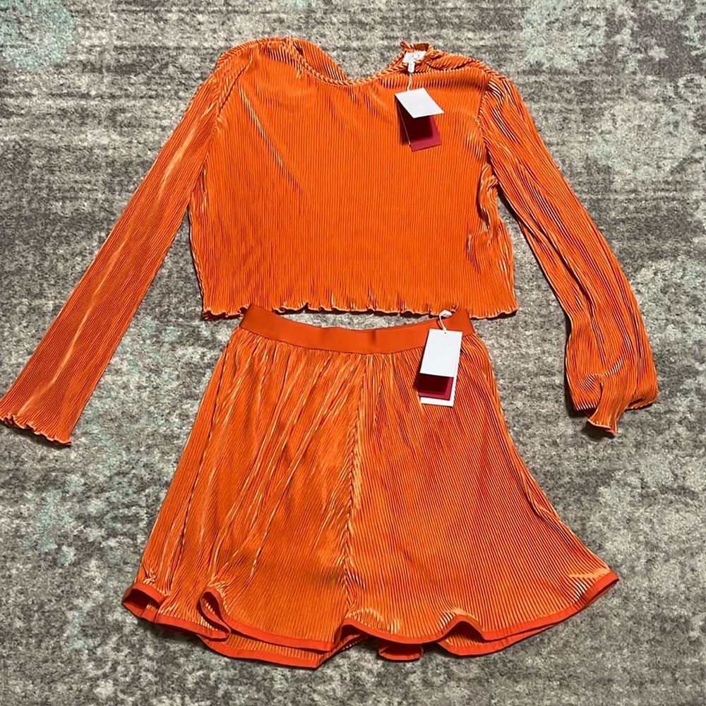 Q2 Pleated Round Neck Crop Top and scort